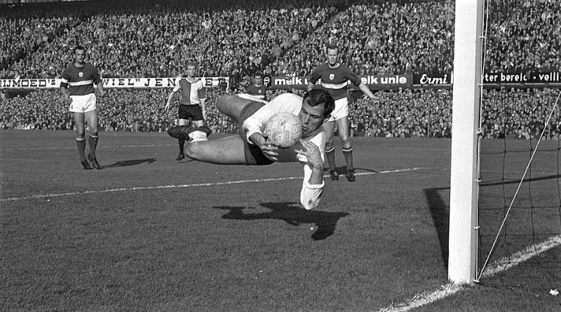 Tonny van Leeuwen, inmiddels als doelman van GVAV, in De Kuip. Het strafschopgebied was voor hem. Op de achtergrond onder meer Ruud Geels (Feyenoord) en de vader van Ronald en Erwin Koeman (GVAV).